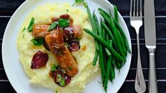 Bangers and Mash - anglické párečky s bramborovou kaší, cibulovou omáčkou a fazolkami