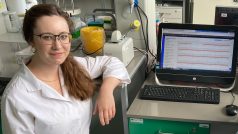Barbora Hrnčířová a Pavel Dvořák v laboratoři