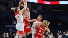 České basketbalistky během přípravného utkání proti Turecku