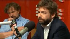 Investigativní reportér Radiožurnálu Janek Kroupa (vlevo) a ministr spravedlnosti v demisi Robert Pelikán z ANO