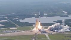 Nová verze rakety Falcon 9 společnosti SpaceX startuje z mysu Canaveral