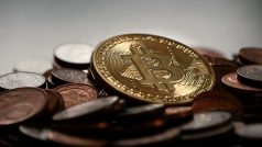 Bitcoin vznikl v roce 2009 jako alternativa oficiálních měn a během let se prosadil jako přední kybernetická měna světa. (Ilustrační snímek)