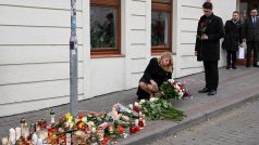 Slovenská prezidentka Zuzana Čaputová pokládá květiny na pietní místo před bratislavským barem, kde útočník zavraždil dva muže