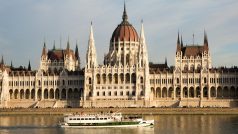 Parlament v Budapešti patří k turisty nejfotografovanějším památkám