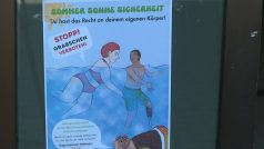 Plakát varuje před sexuálním obtěžováním na koupalištích
