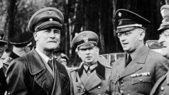 Konrad Henlein (napravo) společně s velitelem SS Adolfem von Bomhardem (uprostřed) a říšským ministrem vnitra Wilhelmem Frickem (vlevo)