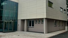 Nová tělocvična stojí na sloupech nad mateřskou školou