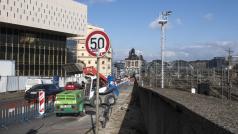 Legerova ulice, úprava chodníku smrti, původně místy úzkého až 30 cm, mezi Vinohrady a Hlavním nádražím