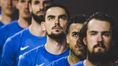 Čeští basketbalisté poslouchají hymnu
