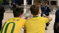 Fanoušci se snaží získat podpisy brazilských fotbalistů