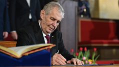 Inagurace prezidenta Miloše Zemana 2018. Miloš Zeman podepisuje prezidentský slib (březen 2018)