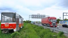 Tramvaj netradičně odstavená za svodidly dálnice D1 kousek za Prahou u Čestlic vzbudila mnoho otázek