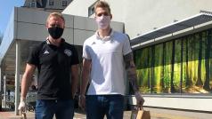 Liberečtí hokejisté Daniel Špaček a Ronald Knot rozváží nákupy seniorům.