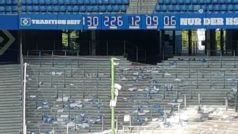 Hodiny na stadionu v Hamburku byly přeřízeny