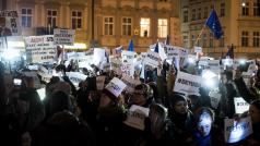 Protestující požadující demisi vlády Andreje Babiše (ANO) zakončili pochod na Staroměstském náměstí, kde se konala krátká demonstrace
