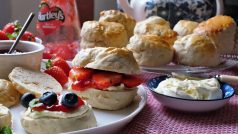 Devonshirská hustá smetana se více podobá máslu. Scones se servírují se smetanou a jahodovým džemem