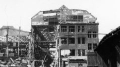 Konec dubna 1945. Druhá světová válka se nezadržitelně blíží ke svému konci. Spojenci očekávají, že válka do pár týdnů skončí. Obávají se ale, že se Němci stáhnou do alpské pevnosti, kde budou dál vzdorovat spojeneckým vojskům. Pomoci jim měly i Škodovy závody v Plzni.