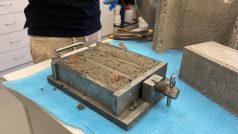 Do směsi vědci musí vložit ještě před zatuhnutím elektrody