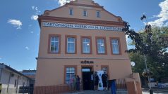Lidé si mohou prohlédnout opravenou budovu kartonážky, kde sídlí kuželna a městský archiv