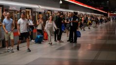 Na ty, kteří využili k cestě do Letňan metro, čekali hned po výstupu revizoři