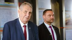 Prezident Miloš Zeman s ochrankou