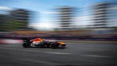 Legendární skotský pilot David Coulthard ukázal Pražanům monopost Red Bullu RB7