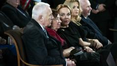 Čestní hosté prezidentské inaugurace. Exprezident Václav Klaus s manželkou Livií, bývalá první dáma Dagmar Havlová, manželka premiéra v demisi Andreje Babiše Monika Babišová a předseda Ústavního soudu Pavel Rychetský