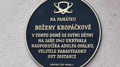 Odhalení pamětní desky věnované památce Boženy Kropáčkové, která za druhé světové války ukrývala velitele paravýsadku Adolfa Opálku.