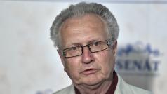Předseda Strany práv občanů Jan Veleba na tiskové konferenci