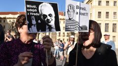 Demonstrace Proč? Proto!, která navazuje na středeční protestu proti prezidentu Miloši Zemanovi a vicepremiérovi Andreji Babišovi (ANO).