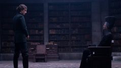 Setkání Paula Atreida (Timothée Chalamet) s Ctihodnou matkou Gaius Helenou Mohiamovou (Charlotte Rampling) ve snímku Duna