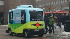 Automatický autobus před švédským sídlem firmy Ericsson