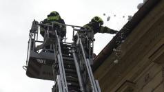 Pražští hasiči pomáhali v předchozích dnech i s úklidem sněhu ze střechy, například na školách a hlavní poště v centru metropole