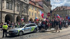 Protestující na Malostranském náměstí zablokovali provoz tramvají.