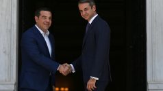 Odcházející premiér Řecka Alexis Tsipar (vlevo) a nový předseda vlády Kyriakos Mitsotakis (vpravo).