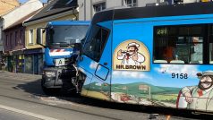Srážka tramvaje a popelářského vozu v Zenklově ulici v Praze.