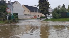 Řeka Olešnice zatopila Brodek u Přerova.