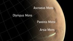 Oblaka u sopky Arsia Mons nejsou následkem erupce, tvoří je krystalky ledu.