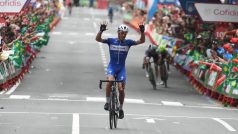 Belgičan Philippe Gilbert projíždí jako první cílem 12. etapy Vuelty. Zvednutými prsty na rukou značí své desáté vítězství na Grand Tour