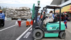 Příprava zabezpečení jednotlivých garáží na závodním okruhu v Suzuce