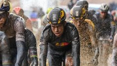 Wout Van Aert (uprostřed) během letošního ročníku Paříž - Roubaix