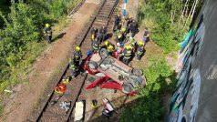 Hasiči budou vyprošťovat auto z kolejiště