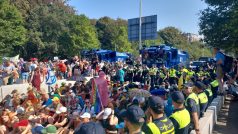 Mezi zadrženými bylo mnoho nezletilých. Strážníci stovky stoupenců skupiny Extinction Rebellion odvedli do autobusů, které je odvezly na jeden ze stadionů ve městě