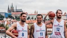 Čeští basketbalisté při focení ještě ve starých dresech