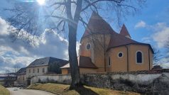 Kostel svatého Bartoloměje v pozadí s farou