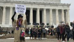 Jste na indiánském území. Snímek ze zimních demonstrací ve Washingtonu.