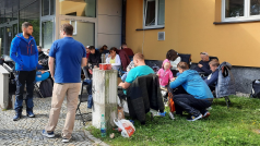 Žďár nad Sázavou se rozhodl prodat stavební parcely 27 nejrychlejším zájemcům. Před městským úřadem už kempuje asi 20 lidí, vydržet tam chtějí až do pondělí, kdy se spustí rezervace