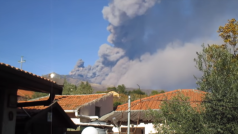 Sopka Etna začala 24. prosince opět chrlit lávu a dým