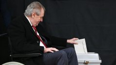 Současný prezident Miloš Zeman odvolil v druhém kole v Lánech