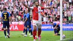 Fotbalista Slavie Ivan Schranz se raduje z gólu proti ukrajinskému Dnipru ve 3. předkole Evropské ligy